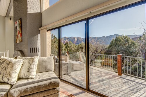 Experience luxury in Sedona Bellissimo with stunning red rock views, 3 beds, and 3 baths.
