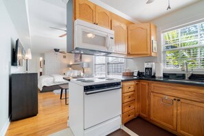 คอนโด (Savannah Apartment Vacation Rental of) | ครัวส่วนตัว | เครื่องล้างจาน, เครื่องชงกาแฟ/ชา, เครื่องปั่น, เครื่องครัว/จาน/ช้อนส้อม