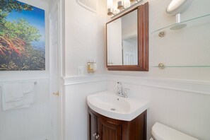 คอนโด (Savannah Apartment Vacation Rental of) | ห้องน้ำ | ฝักบัวในอ่างอาบน้ำ, ไดร์เป่าผม, สบู่, ยาสระผม