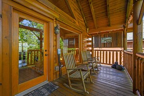 Terrace/patio - Free Attractions | Dog-friendly, Hot Tub, WIFI, Fireplace, Views, Grill, (Sevierville)