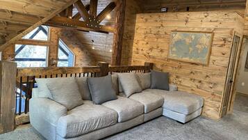 智能電視、壁爐、書籍、打印機