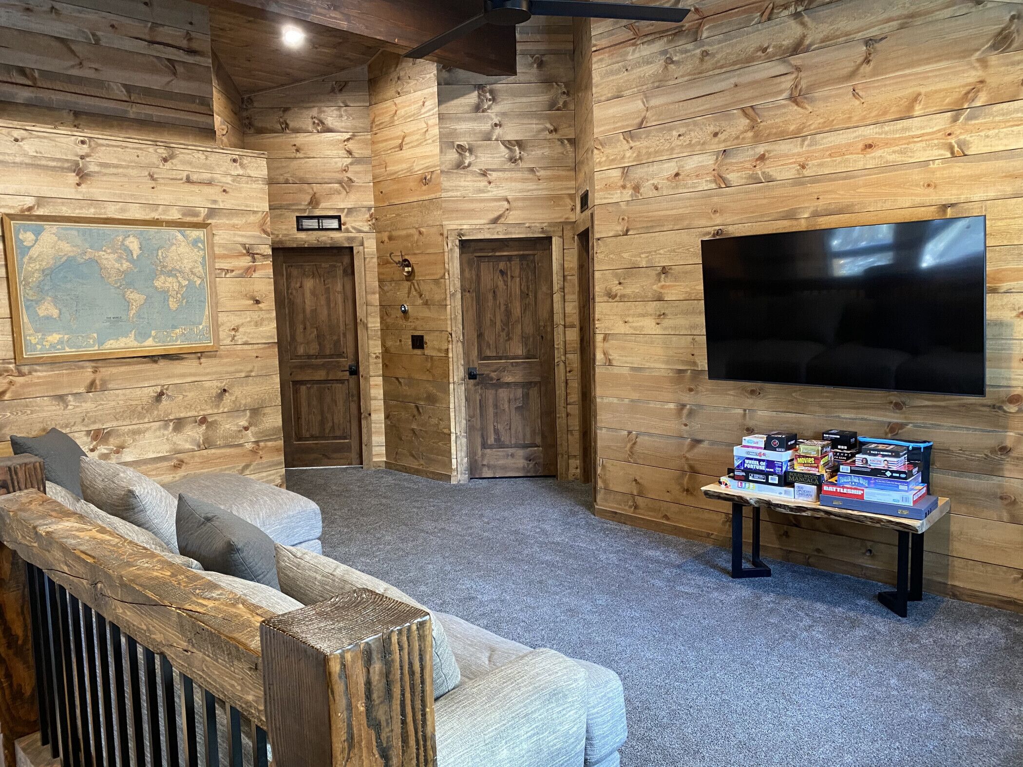 智能電視、壁爐、書籍、打印機