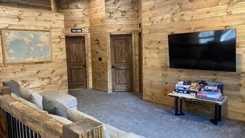 智能電視、壁爐、書籍、打印機