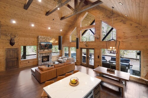 One of a Kind Cabin- Game Room, Fire Pit, Covered Deck w/ Fireplace & Spa! 