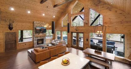 One of a Kind Cabin- Game Room, Fire Pit, Covered Deck w/ Fireplace & Spa!