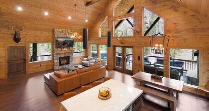Luxury Duck Creek Cabin: Hot Tub, Game Room,