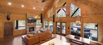 Luxury Duck Creek Cabin: Hot Tub, Game Room,