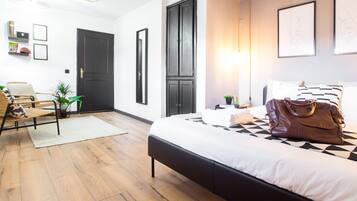 2 quartos, ferros/tábuas de passar roupa, berço de viagem