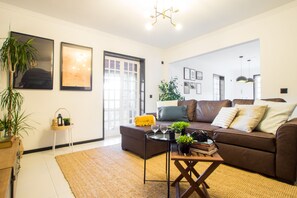 Smart TV, books - Regouro - an Hidden Gem in Douro Valley (Cinfães)