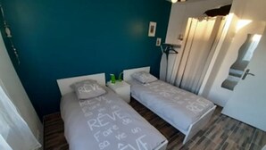 A bedroom with two beds, each with a pillow that says "REVE". - LA GABARDISE (Plouarzel)