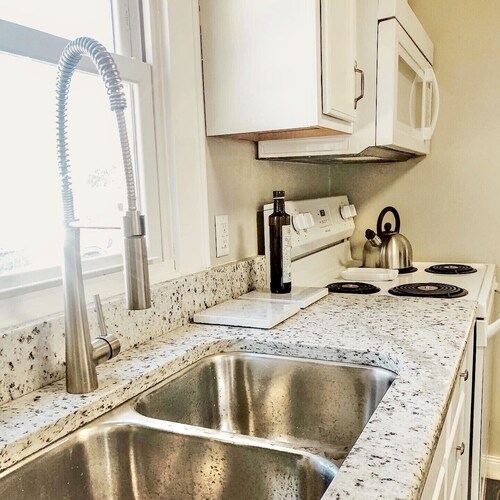 3BR on Main Street ★ Downtown Belmont ★ 5 Min Walk