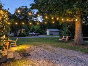 Outdoor dining - The Belmont BnB ★ On Main ★ Walk to Downtown (Belmont)