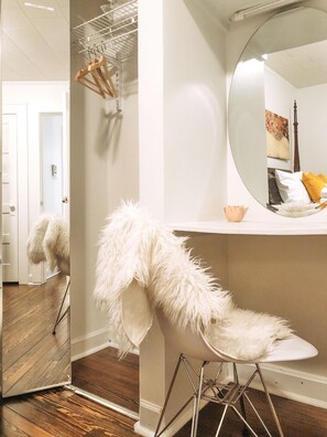 3 habitaciones, tabla de planchar con plancha y cuna de viaje