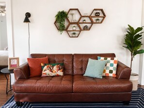 Smart TV, books - The Belmont BnB ★ On Main ★ Walk to Downtown (Belmont)
