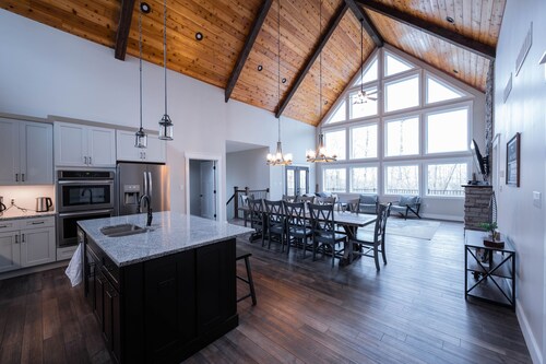 Retreat at Wolf Creek, Secluded Lake House Getaway on 9 Acres!