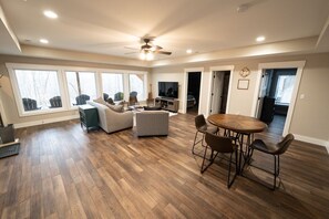 Smart TV, fireplace, video games, DVD player - Retreat at Wolf Creek, Secluded Lake House Getaway on 9 Acres! (Jabez)
