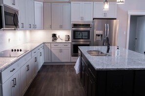 Køleskab, mikrobølgeovn, ovn, kogeplade