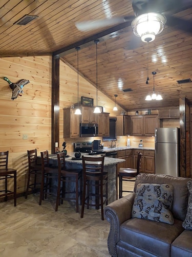 "HIDDEN BLISS" CABIN ON 5 ACRES with Hot Tub!