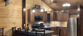 "HIDDEN BLISS" CABIN ON 5 ACRES with Hot Tub!