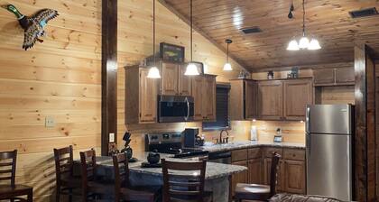 "HIDDEN BLISS" CABIN ON 5 ACRES with Hot Tub!
