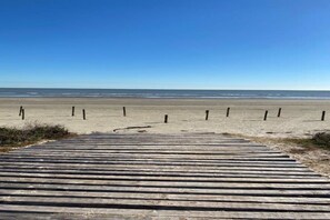 Una playa cerca, sillas reclinables de playa, toallas de playa