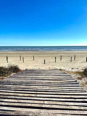 沙滩椅、沙滩毛巾