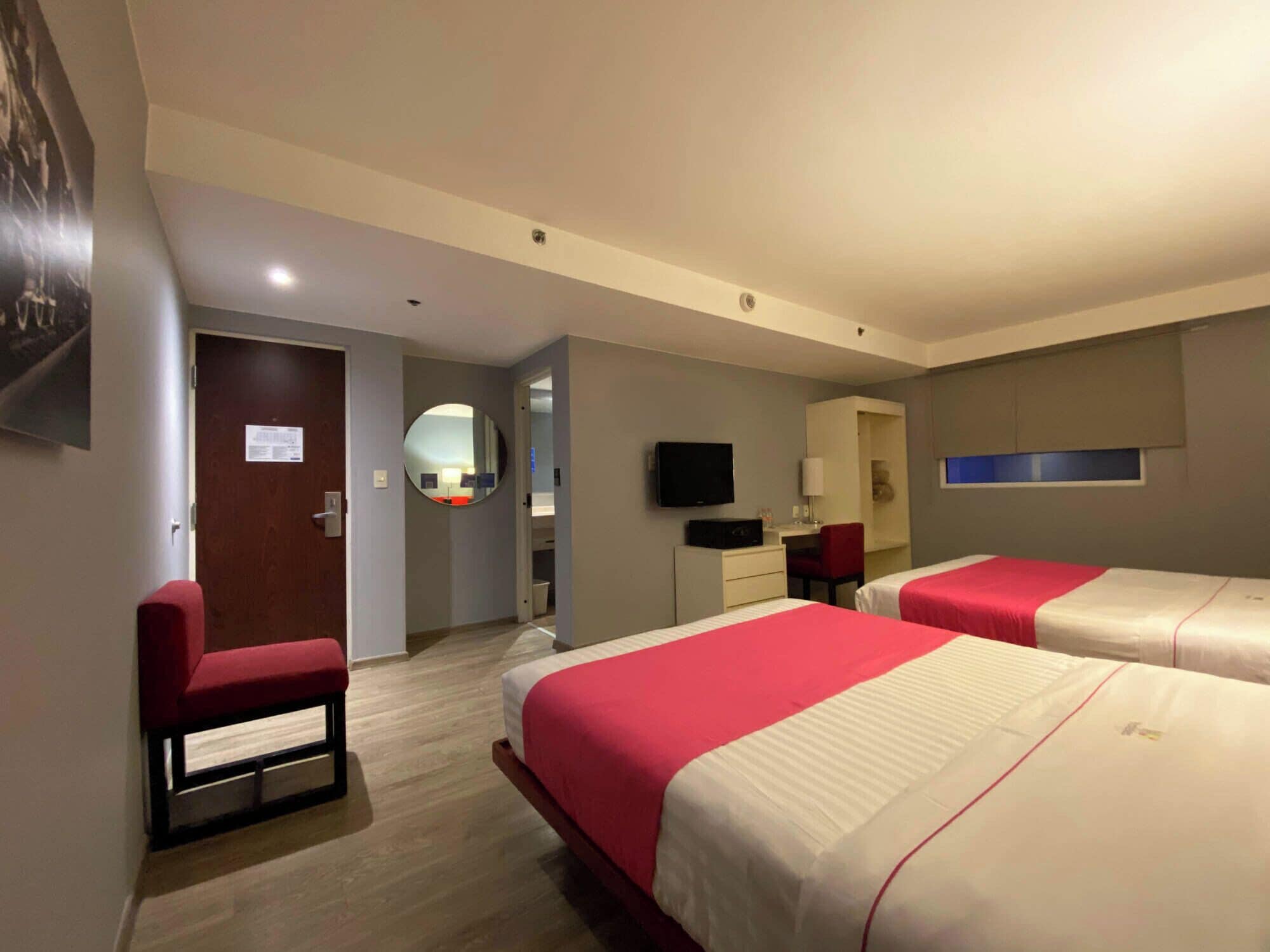 羽絨被、房內夾萬、書桌、免費 Wi-Fi