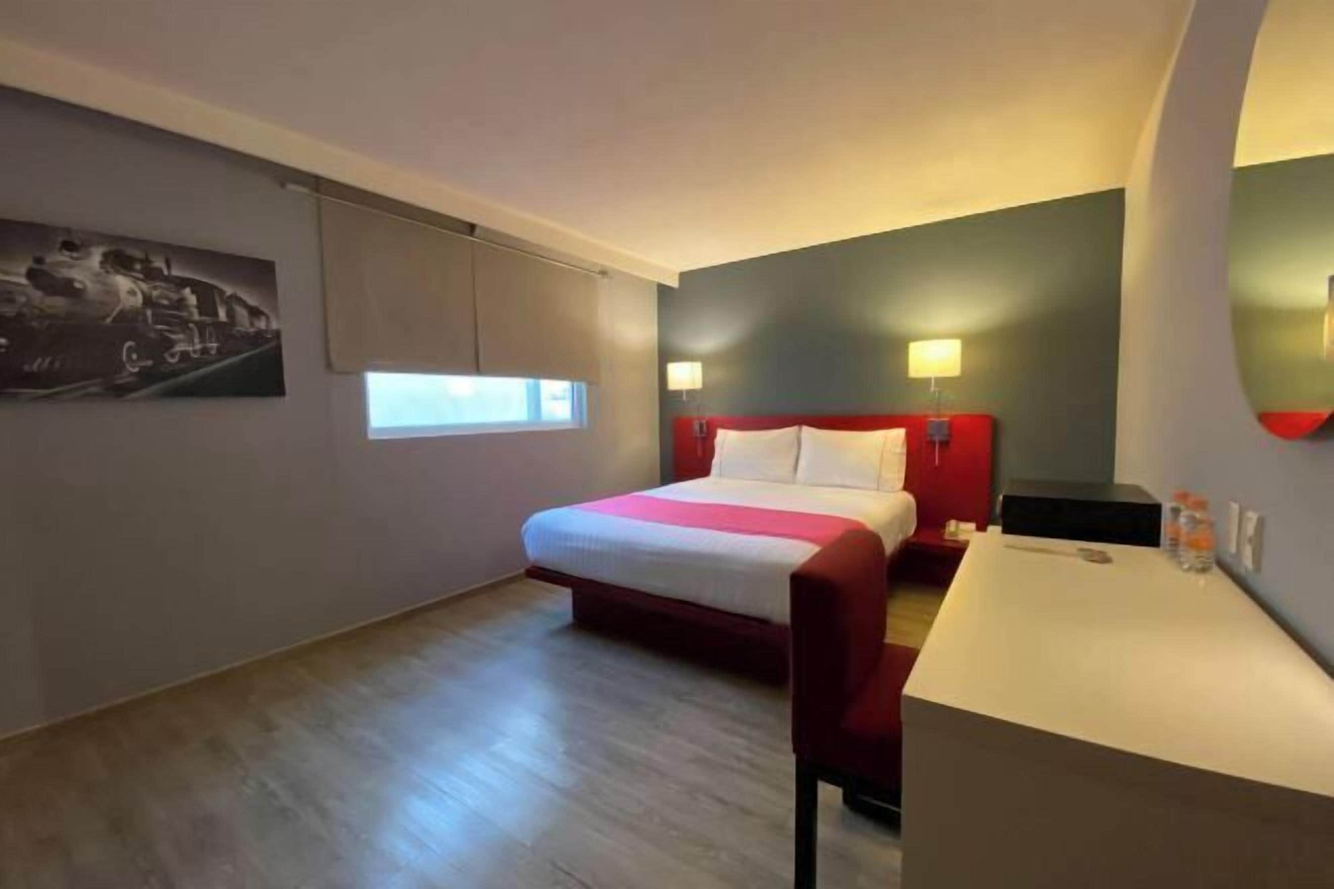 羽絨被、房內夾萬、書桌、免費 Wi-Fi