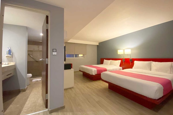 Copriletto in piuma, una cassaforte in camera, una scrivania