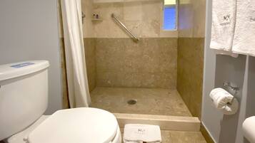 Regadera, amenidades de baño gratuitas, toallas