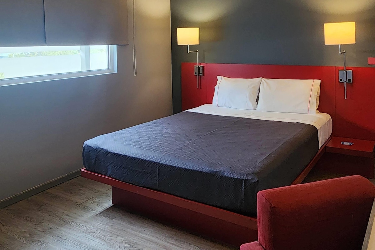Standard Room, 1 Queen Bed, Non Smoking | Down duvets, in-room safe, desk, free WiFi