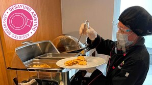 A buffet setup with a person serving nachos. - Hotel MX forum buenavista CDMX, Trademark by Wyndham (Mexico City)