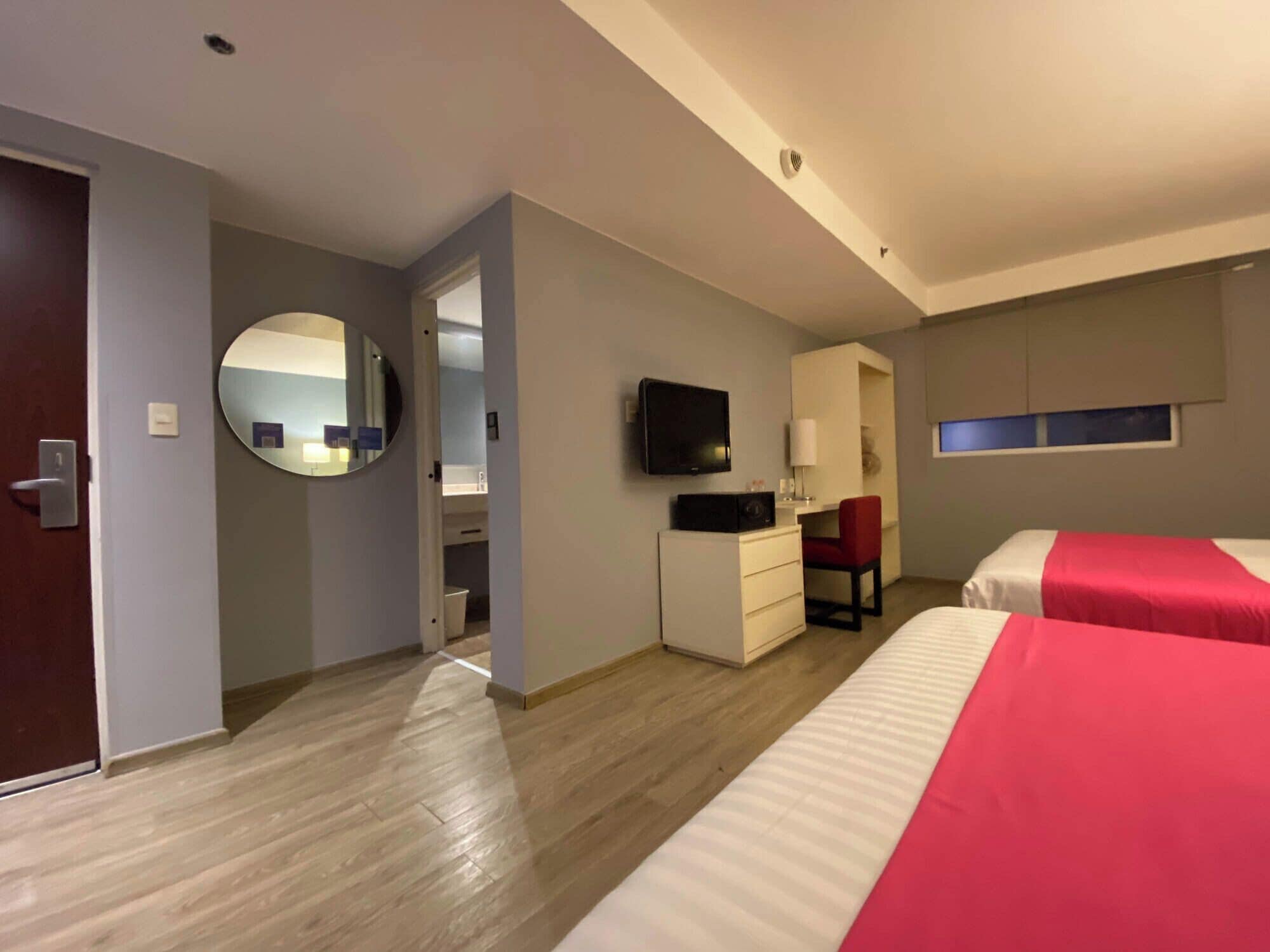 羽絨被、房內夾萬、書桌、免費 Wi-Fi