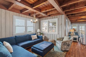 TV, books - Dual-unit 5 BR beach retreat, perfect for families or friends that enjoy vacationing together! (Oak Island)