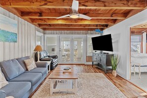 TV, books - Dual-unit 5 BR beach retreat, perfect for families or friends that enjoy vacationing together! (Oak Island)