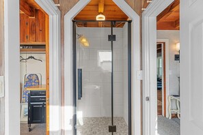 Combined shower/tub, towels
