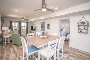 Dining - Dual-unit 5 BR beach retreat, perfect for families or friends that enjoy vacationing together! (Oak Island)