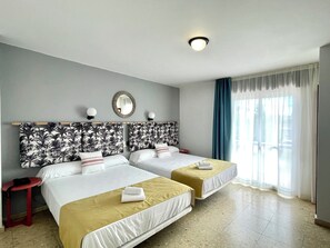 Schreibtisch, Verdunkelungsvorhänge, Internetzugang