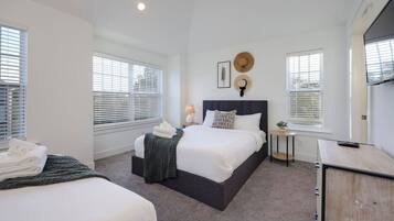 4 slaapkamers, een bureau, een strijkplank/strijkijzer, reisbedje