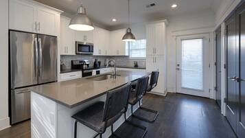 Een koelkast, een magnetron, een oven, een kookplaat