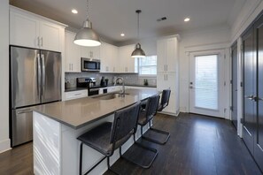 Fridge, microwave, oven, stovetop - 10 Mins To Broadway - Music City Group Retreat (Nashville)