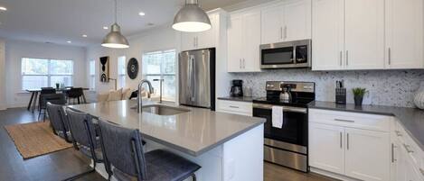 Refrigerador, microondas, horno y parrilla de estufa