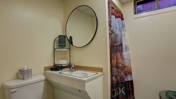 Ducha, secador de pelo, toallas y jabón