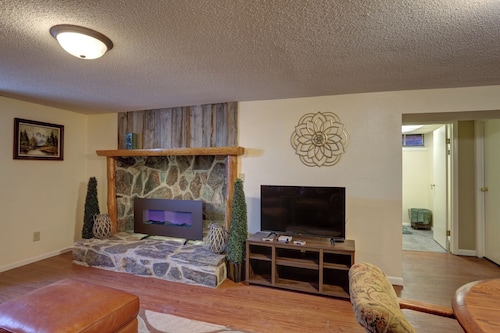 5th St Hospitality King bd, close to hospital, downtown and driveway parking.