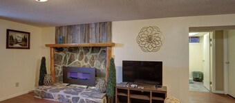 5th St Hospitality  King bd, close to hospital, downtown and driveway parking. 