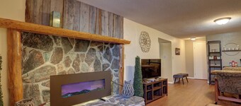 5th St Hospitality King bd, close to hospital, downtown and driveway parking.