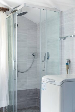 Villa | Bathroom - Lovely Studio on the Lake (Lezzeno)