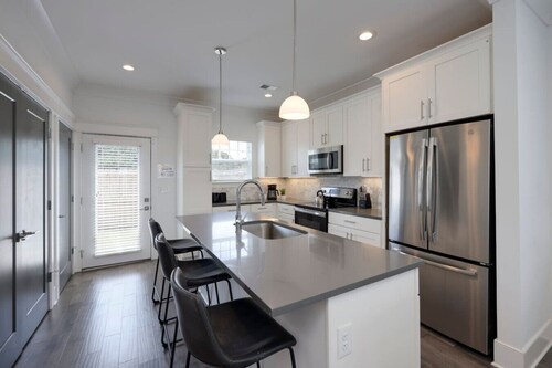 10 Mins To Broadway - Luxurious Gated Townhome