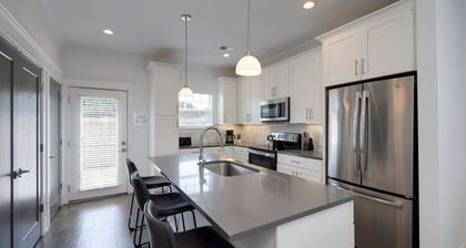 10 Mins To Broadway - Luxurious Gated Townhome