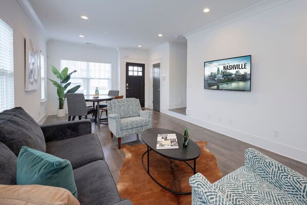 TV - 10 Mins To Broadway - Luxurious Gated Townhome (Nashville)